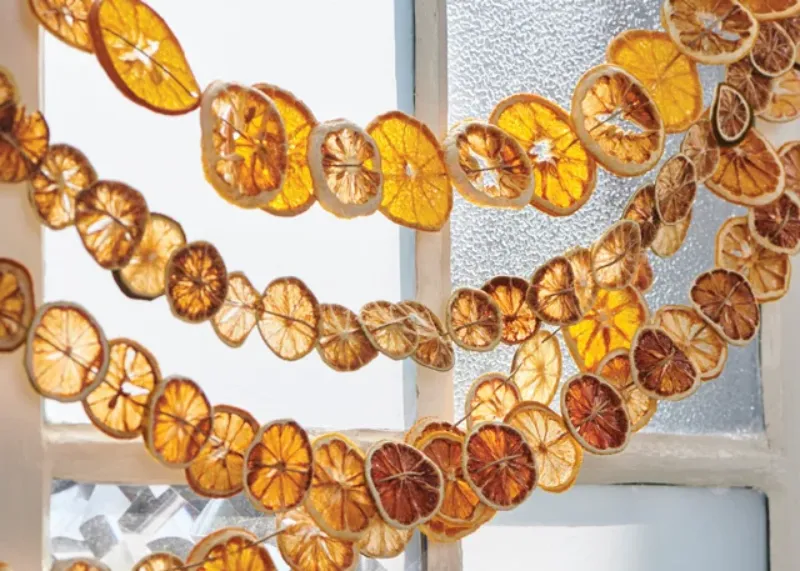 weihnachtsdekoration ideen diy girlande aus getrockneten orangenscheiben