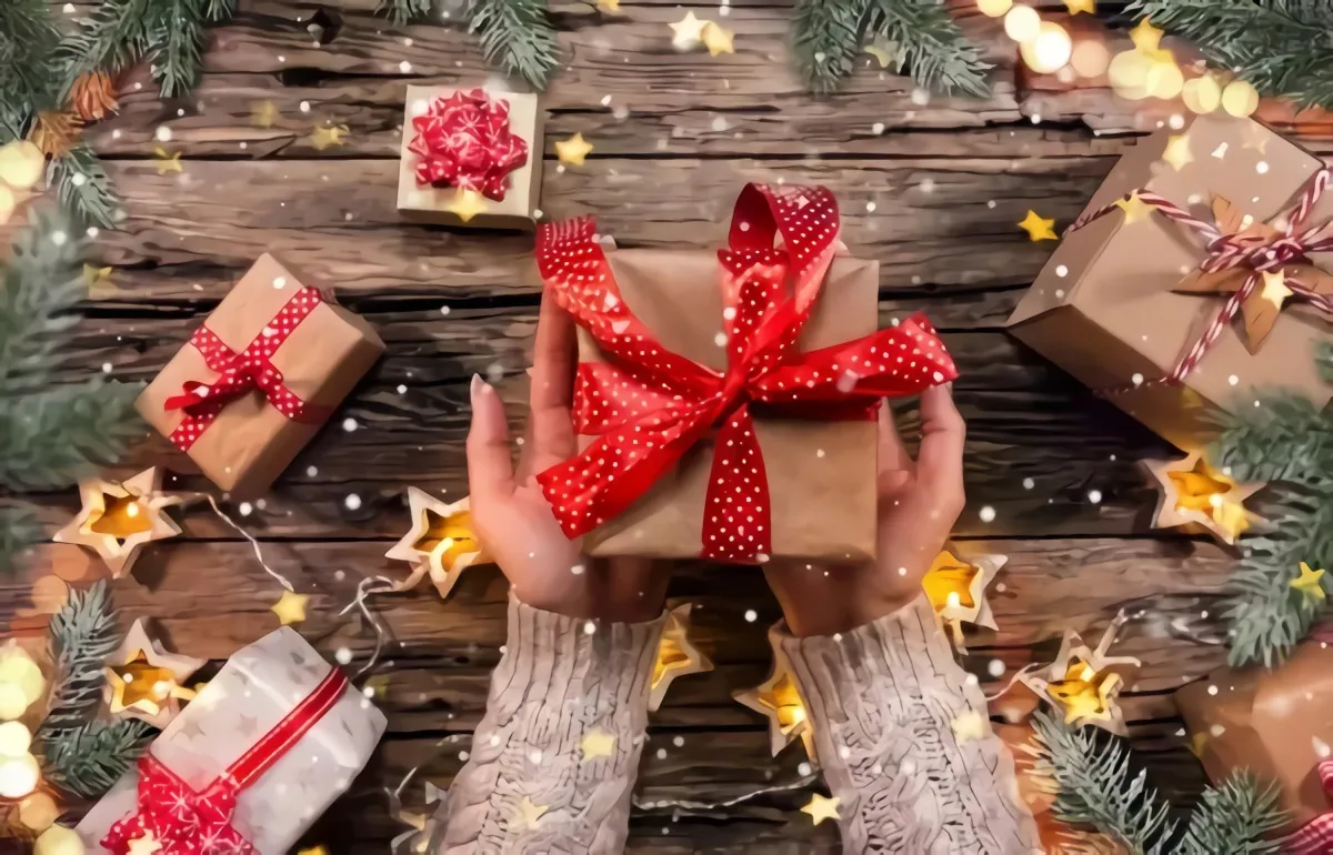 weihnachtsgeschenke verpacken schachteln rote goldene baender
