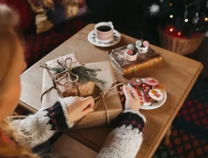 weihnachtsgeschenke verpacken tasse kaffee weihnachtsplätzchen