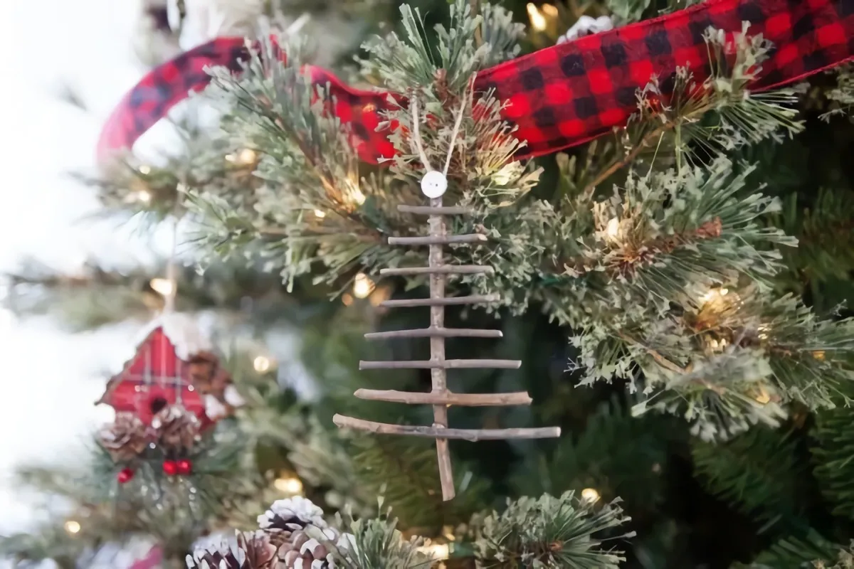 weihnachtsschmuck aus natürlichen materialien klein christbaum aus zweigen