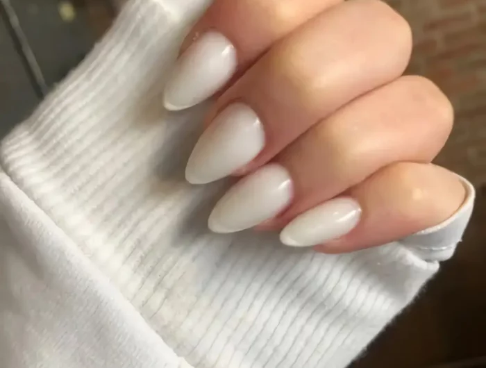 welche nagellackfarbe single nagellack trend herbst winter 2022 milk nails mandel naegel