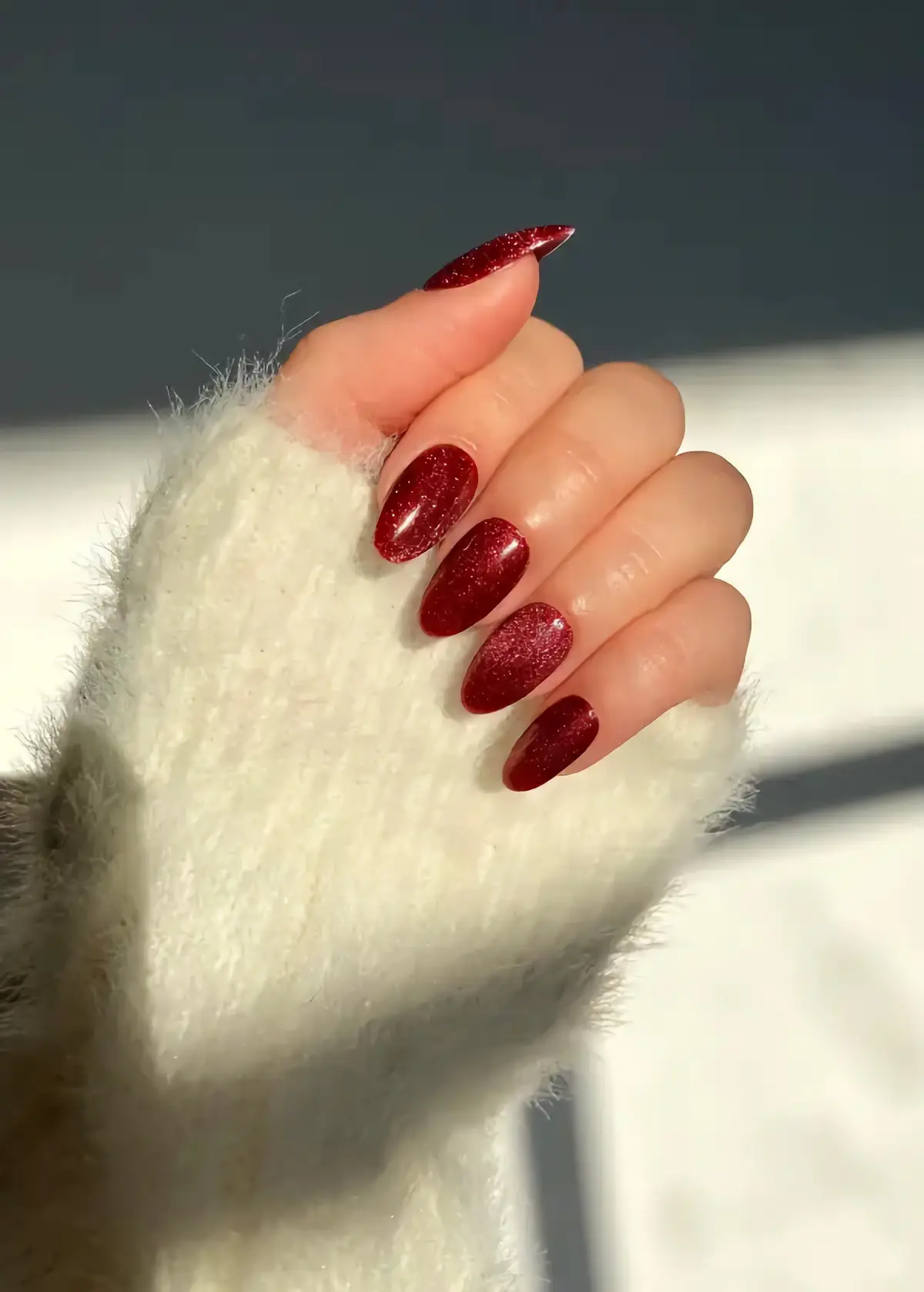 welches rot für weihnachten und silvester 2022 welche nagellackfarbe im winter 2022 frau mit mandel naegel velvet weinrot nagellack
