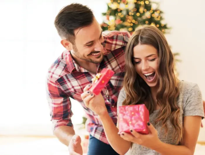 wie findet man das perfekte geschenk fuer jemanden mann schenkt seiner frau geschenk weihnachten