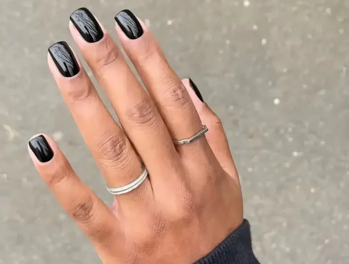 winter nagellack farben 2022 welchhe nagellackfarbe ist attraktiv frau mit schwarzem nagellack