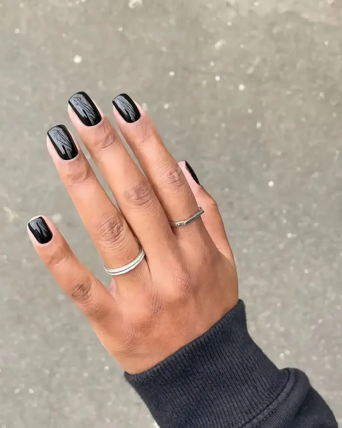 winter nagellack farben 2022 welchhe nagellackfarbe ist attraktiv frau mit schwarzem nagellack