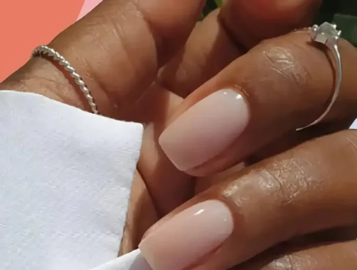 winterfarben nagellack 2022 nagellack trend winter 2022 frau afrikanisch mit milky nails manikuere