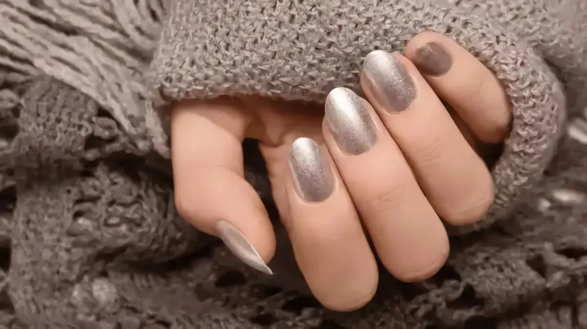 winterfarben nagellack 2022 welche nagellackfarbe winter 2022 nagellack velvet nails in silber