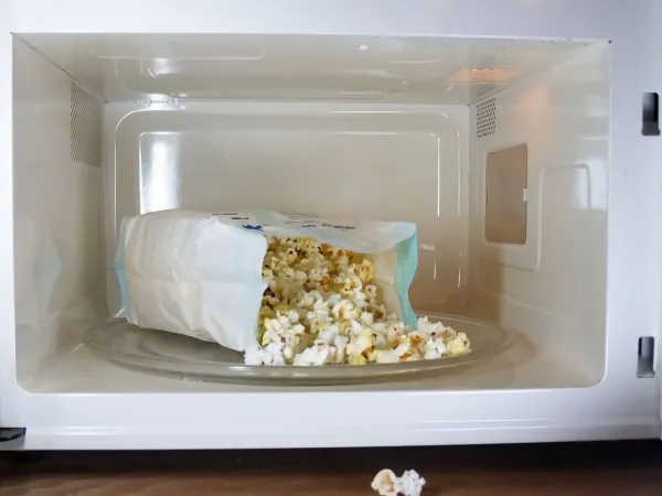 popcorn in der mikrowelle zubereiten