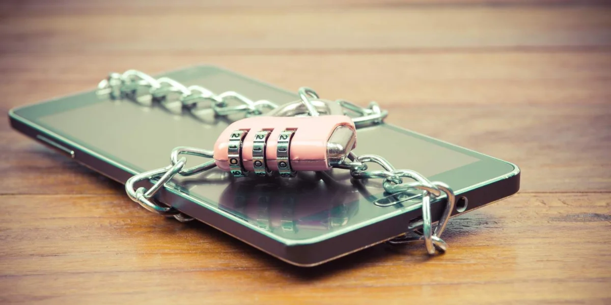 smartphone mit rosa grauem locker und catinar verschlossen