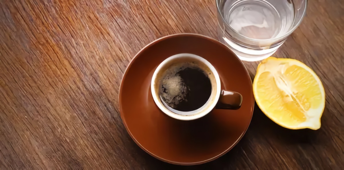 abnehmen mit kaffee und zitrone erfahrung diaet trends 2023 tasse kaffee halbe zitrone