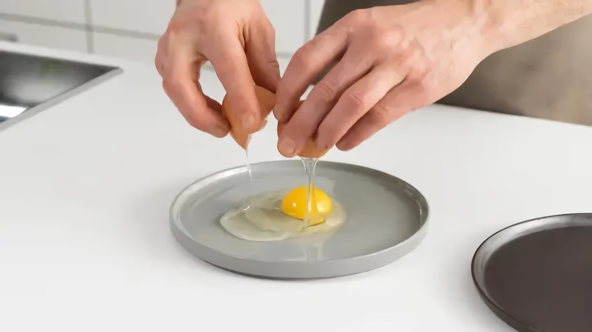 aufgeschlagene eier lagern bei wieviel grad eier lagern mann bricht frisches ei auf teller
