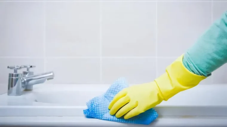 badewanne reinigen mikrofasertuch gelber gummihandschuh