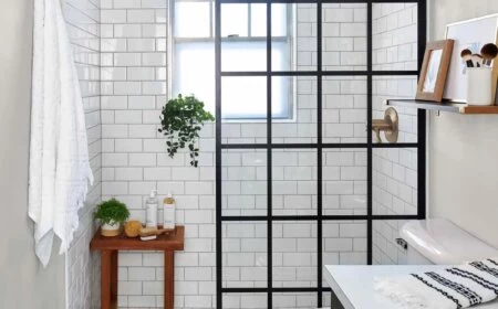 begehbare dusche mit schwarzer wand kupferdusche holztisch weiße toilette schwarzer und weißer teppich