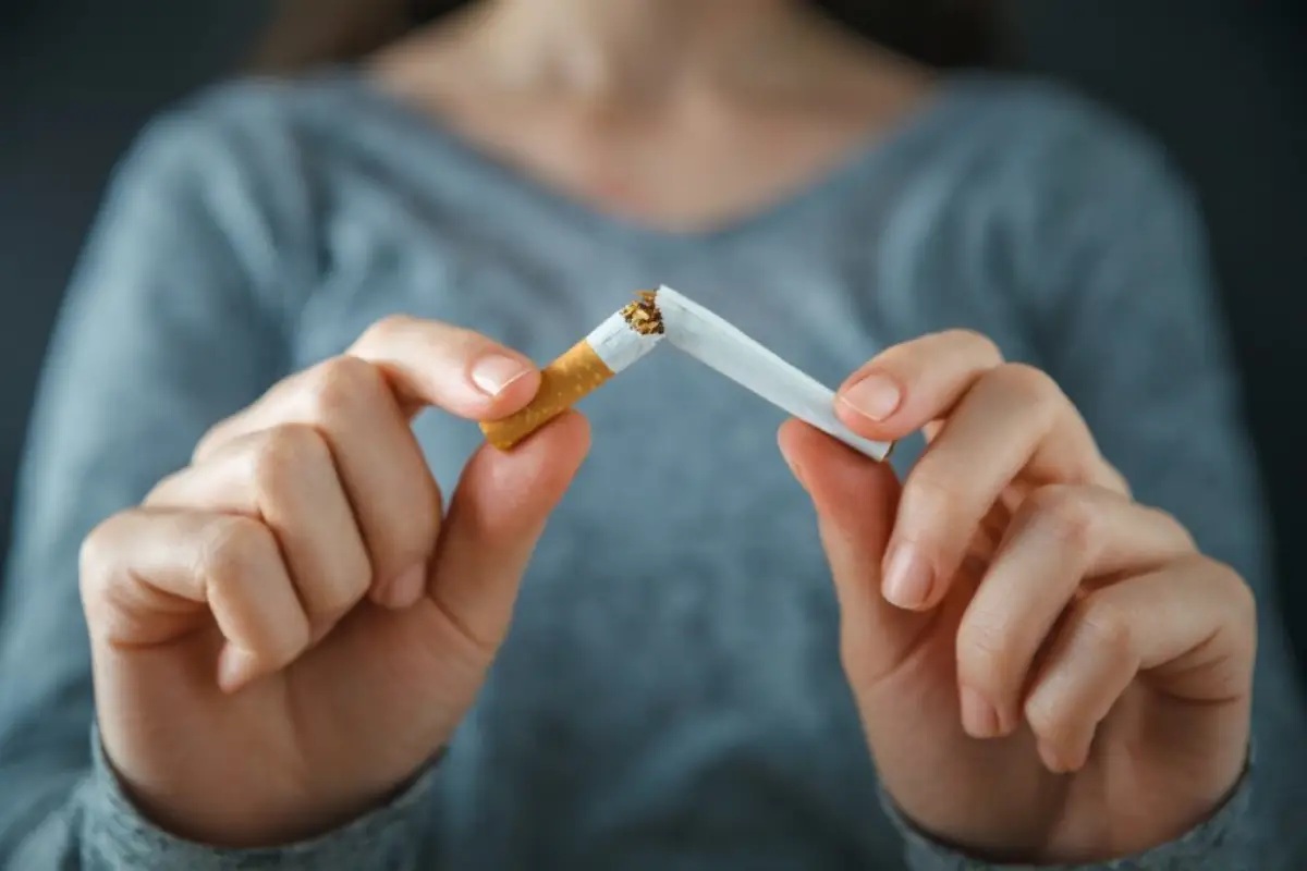 besser laenger leben mediadaten richtig essen laenger leben frau bricht eine zigarette