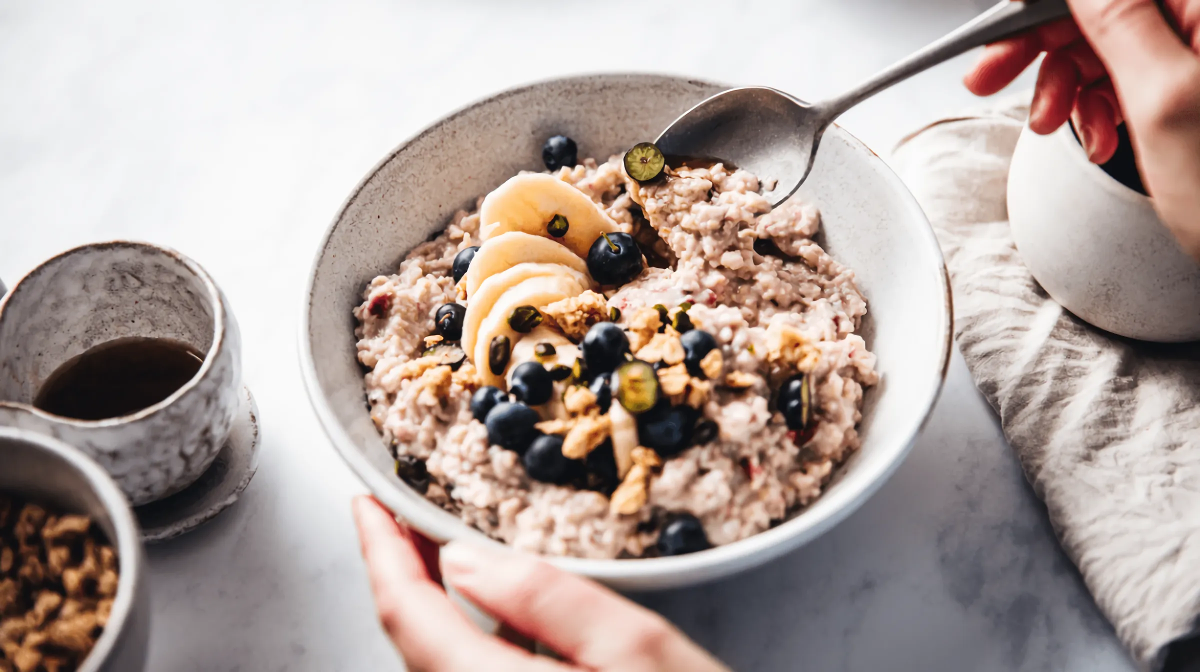 brain boosting frühstück haferflocken mit blaubeeren banane und kirschen