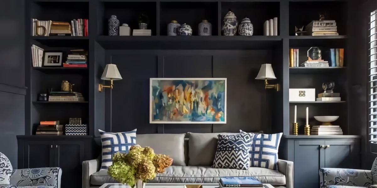buecherregal platzsparend einraeumen wie buecher richtig organisieren wohnzimmer grosses buecherregal umrahmt die wand dunkelblau sofa in passende farbe