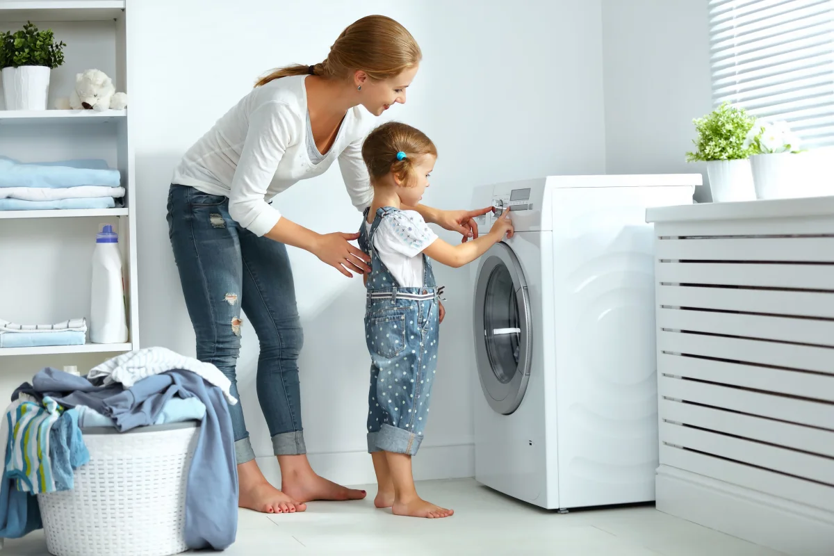 daunendecke selber waschen mutter und kind neben waschmaschine