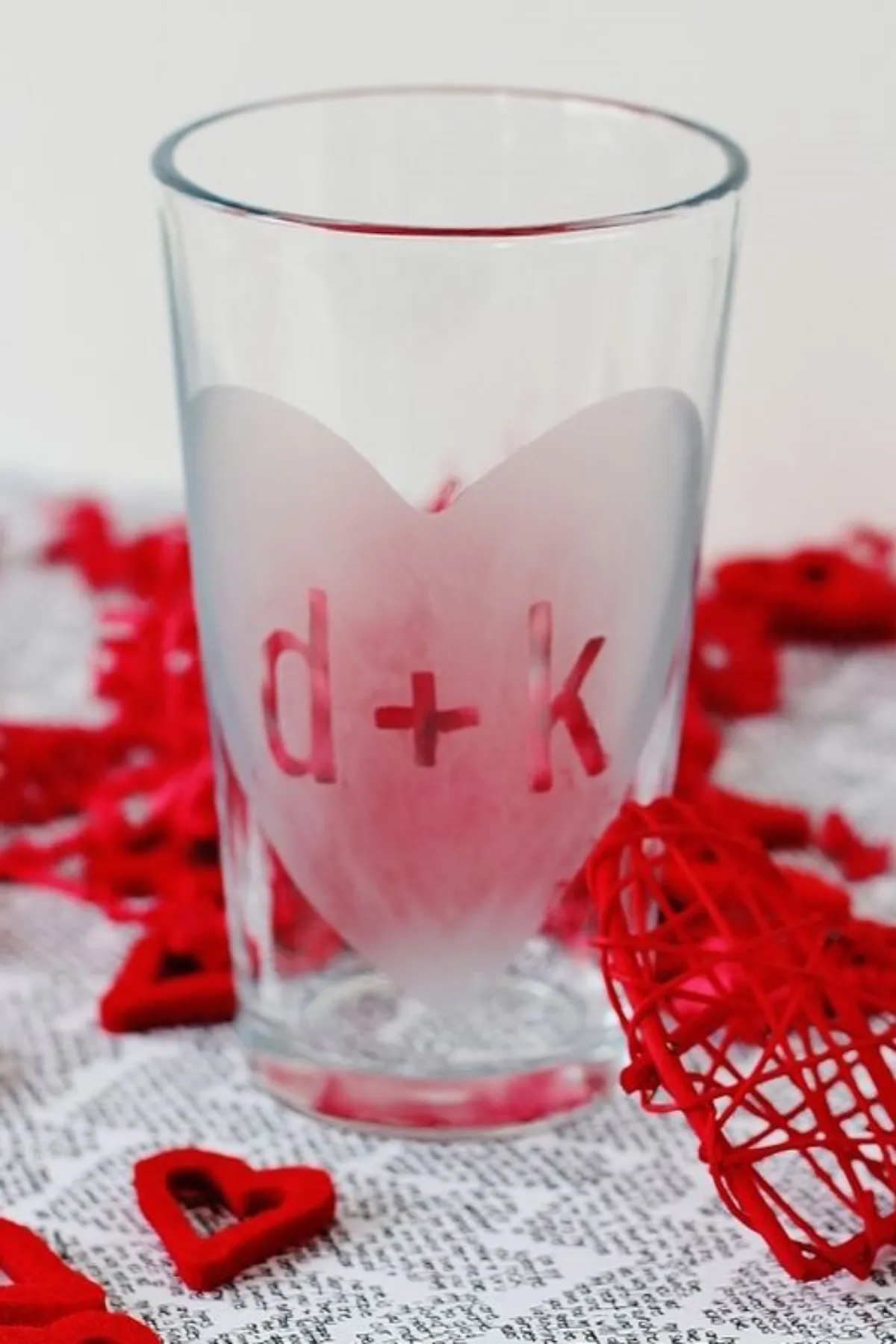 diy valentinstag geschenk für ihn glas mit buchstaben und herzen
