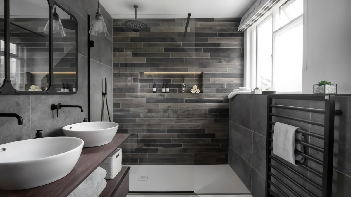 elegantes schwarzes badezimmer mit begehbarer dusche zwei waschbecken und großem fenster