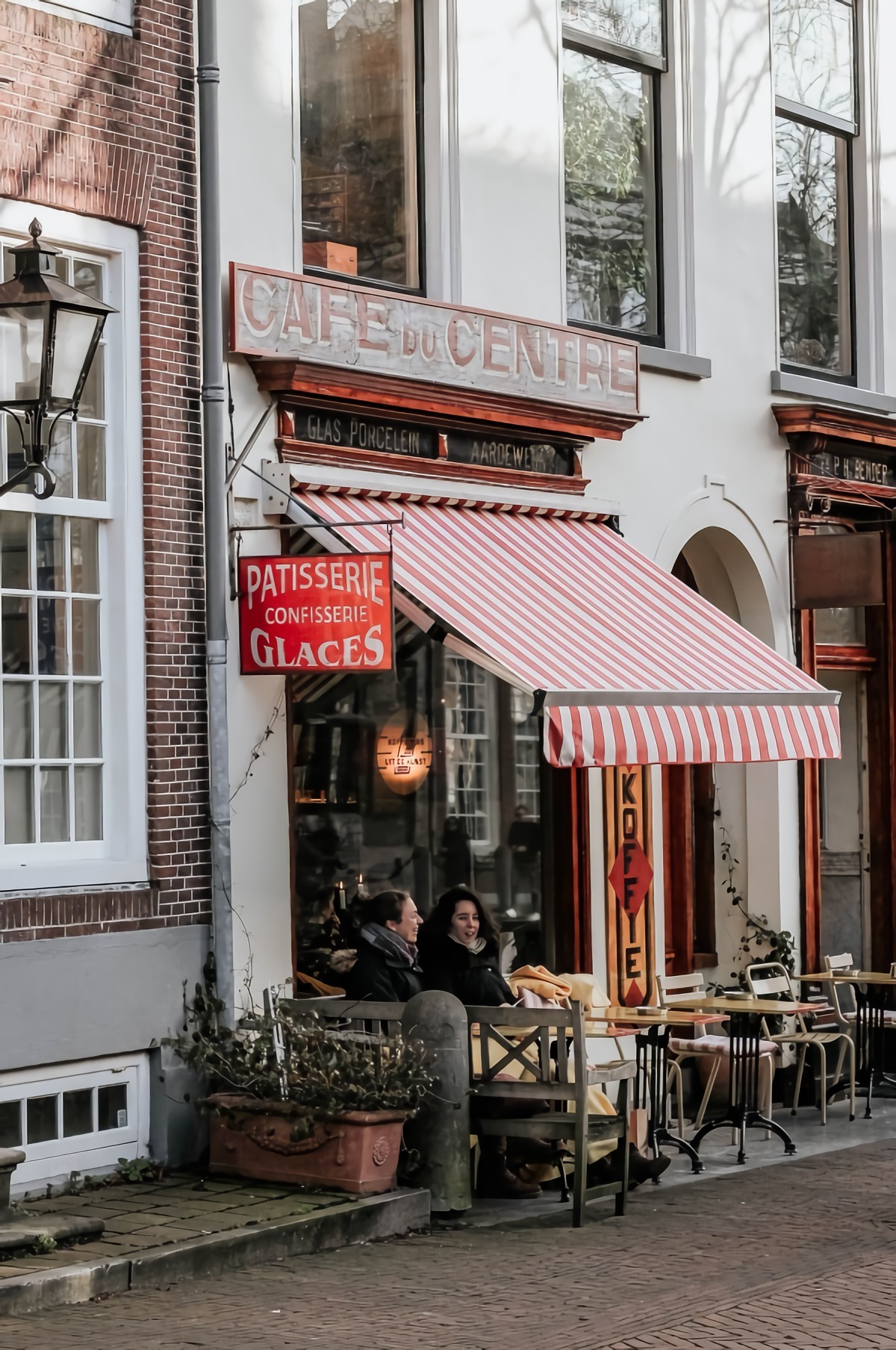 franzoesisches lebensgefuehl in der stadt kaffee trinken