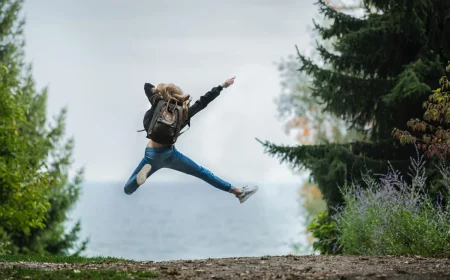 frau mit rucksack in der freien natur