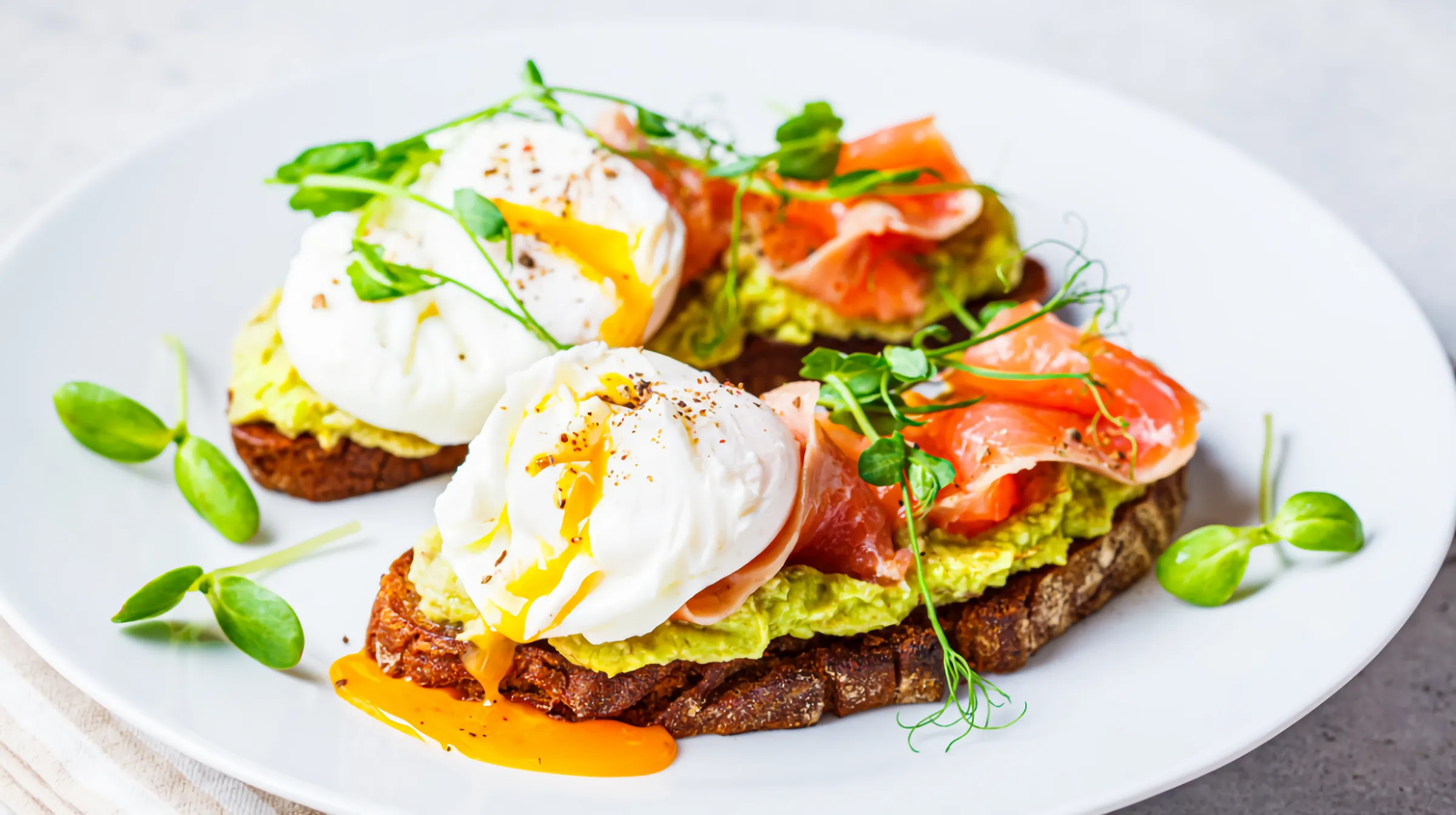 frühstück fürs gehirn toast mit avocado und ei