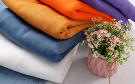 gefaltete hoodies auf weißem tisch mit blumenbouquet