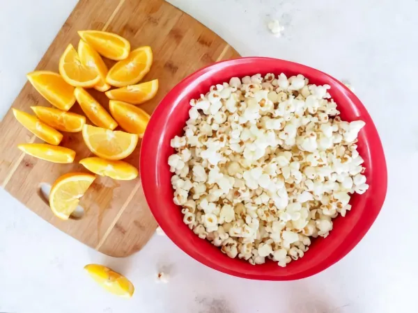 gesundes popcorn und obst