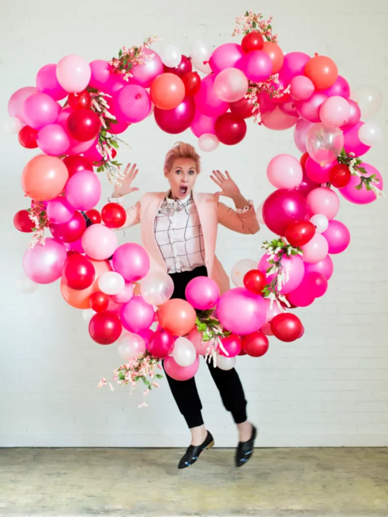 großes herz aus roten und rosa ballons und künstlichen blumen