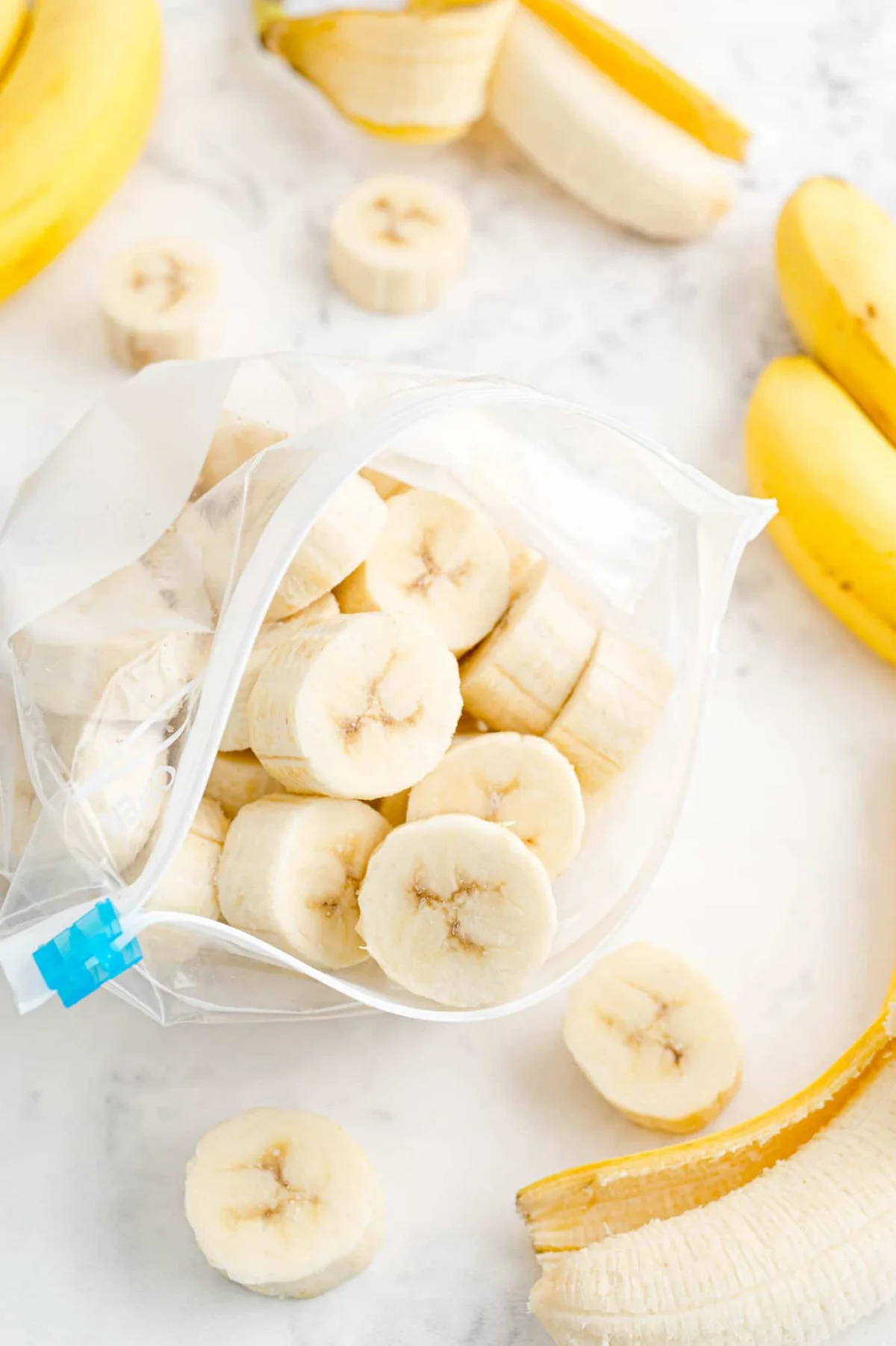 in stuecke geschnittene banane im zip plastikbeutel
