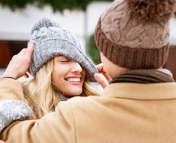 ist es schlimm jeden tag muetze zu trag verknotete haate mann zieht wintermuetze auf seine frau