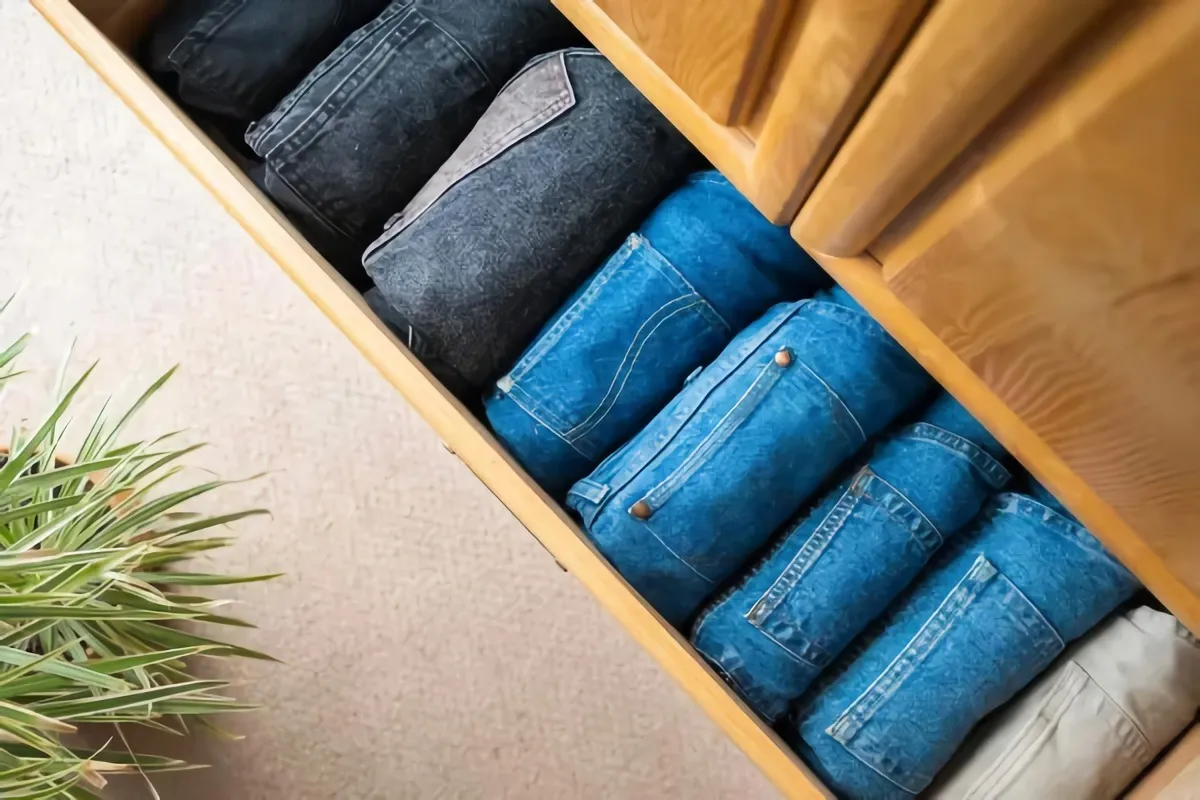jeans und hosen platzsparend falten und richtig zusammenlegen