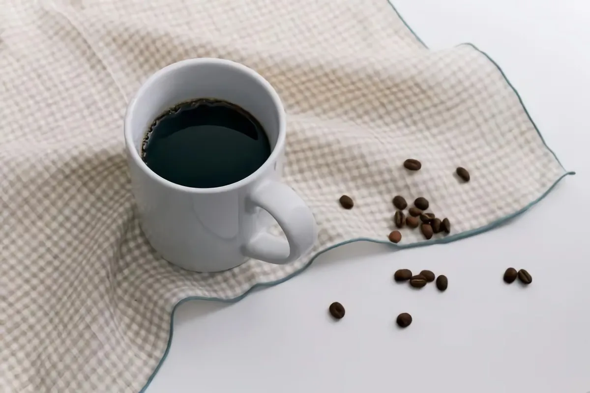 kaffee auf kratzer geben in der farbe des holzes