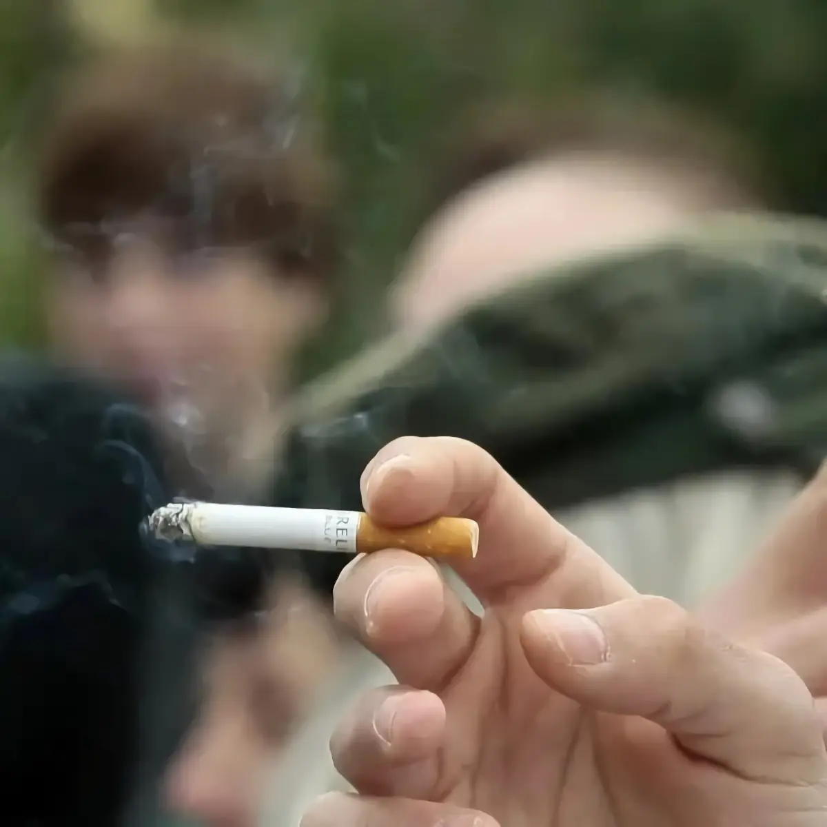 kann man von kollagen zunehmen kollagen effekt mann mit zigarette im hand rauchen