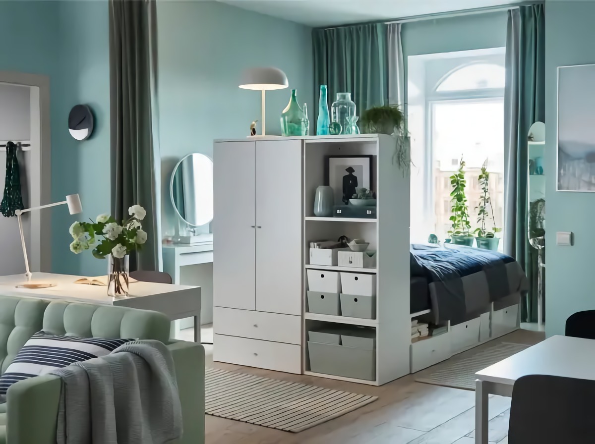kleine schlafzimmer einrichten bilder waende in gruenblauen nuancen schlafzimmer und wohnzimmer mit buecherregal als raumteiler