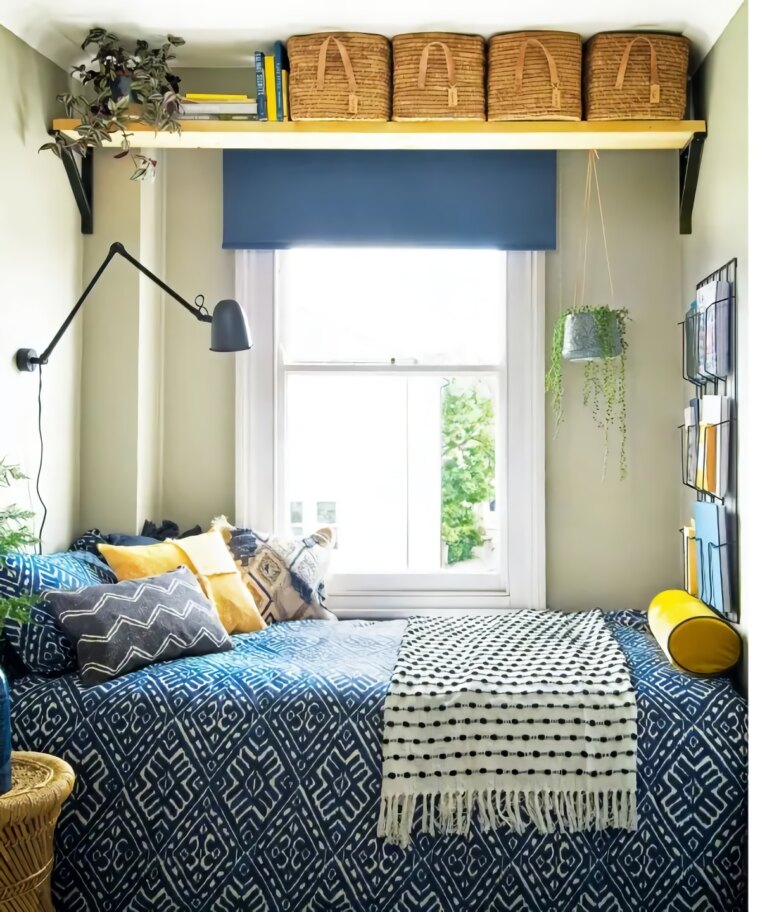 kleines zimmer effektiv einrichten wie kleines schlafzimmer einrichten kleines schlafzimmer grosses fenster regale mit kasten am dach grosses bett mit blauer bettdecke