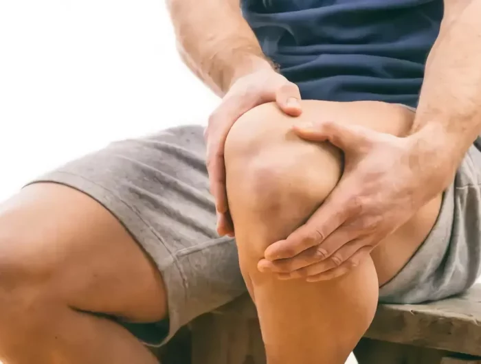 kollagen ergaenzungsmittel kollagen fuer den koerper mann in sporthosen haelt sich am knie knieschmerzen