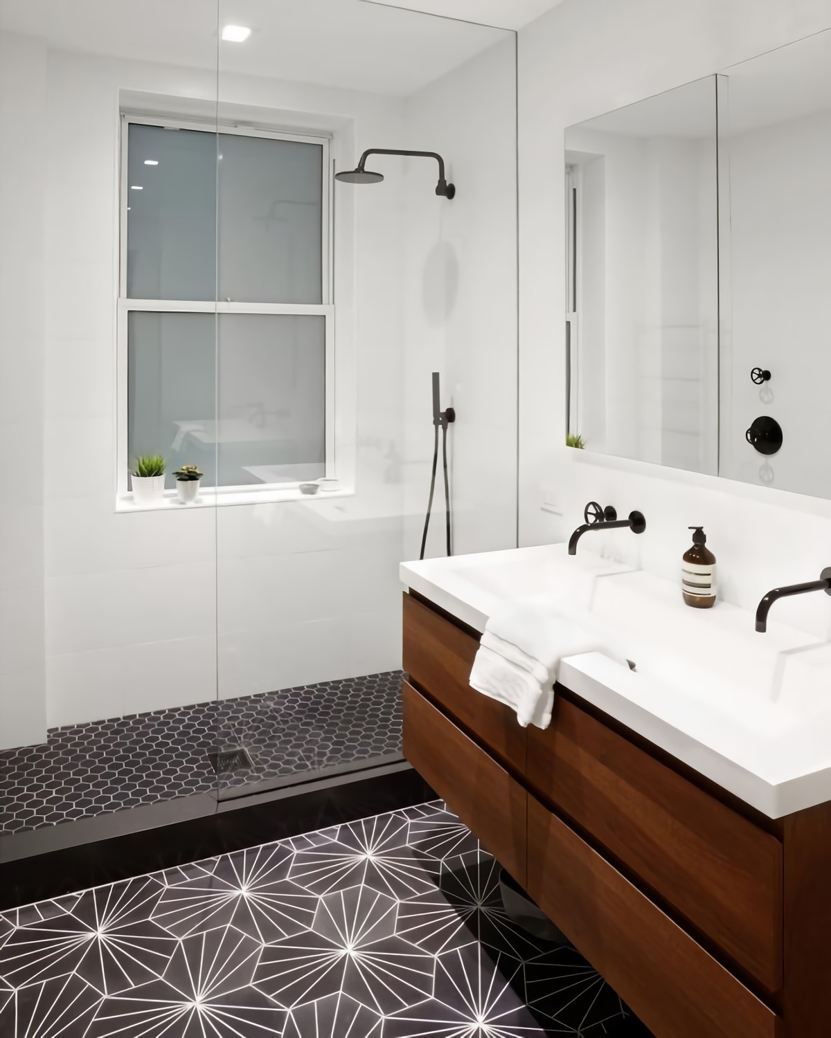 moderne begehbare dusche mit schwarzen und weißen fliesen weißes fenster waschbecken aus holz weißes handtuch und ein spiegel