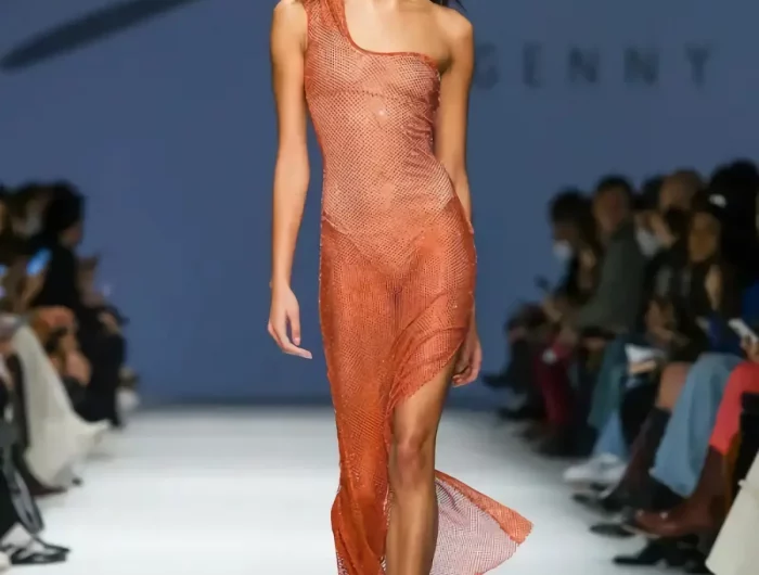 modetrends 2023 winter damen was ist zurzeit in der mode frau auf laufsted transperentem kleid mit schlitz in orange