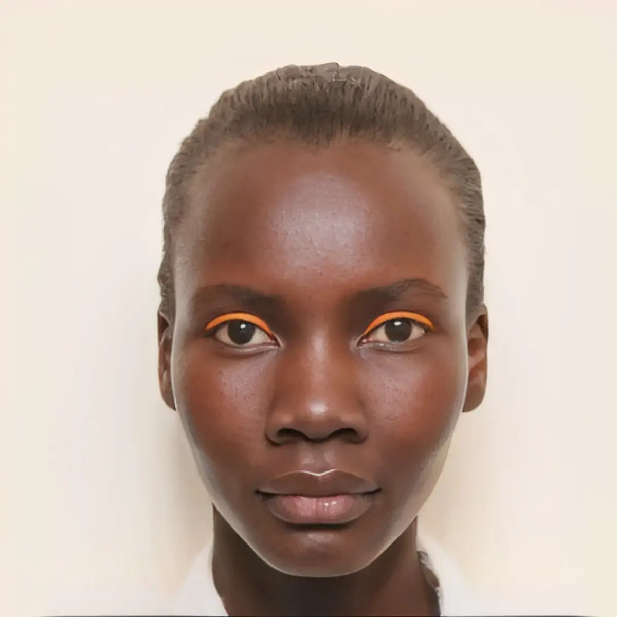 obere wasserlinie auge eyeliner richitg ziehen trends 2023 schwarze frau pixie cut neon orange eyeliner
