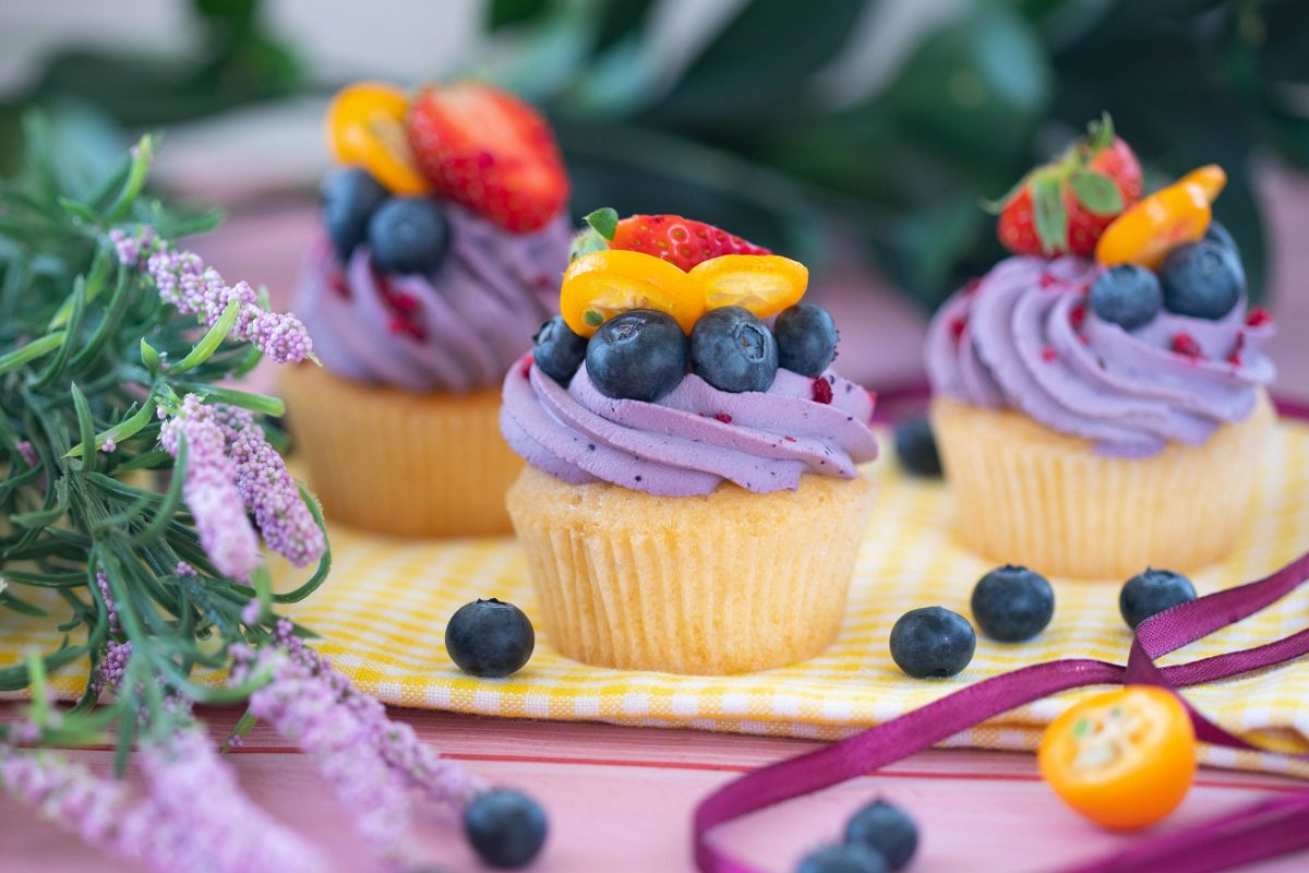 physalis beeren essen in cupcakes gesunde muffins mit fruechten