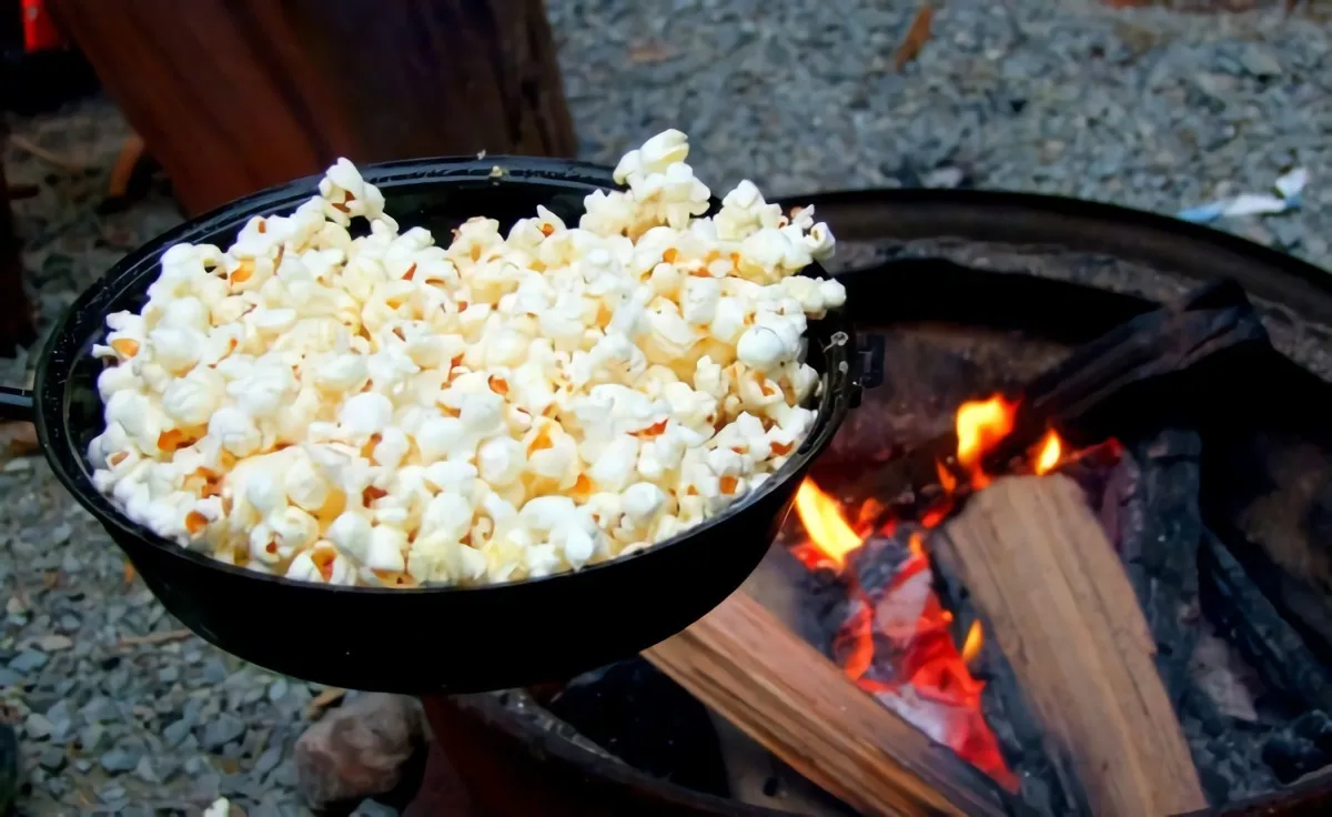 popcorn auf offenem feuer zubereiten