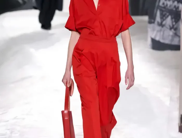 qelche farben sind im 2023 modern fashion trends 2023 frau in overall in luscious red