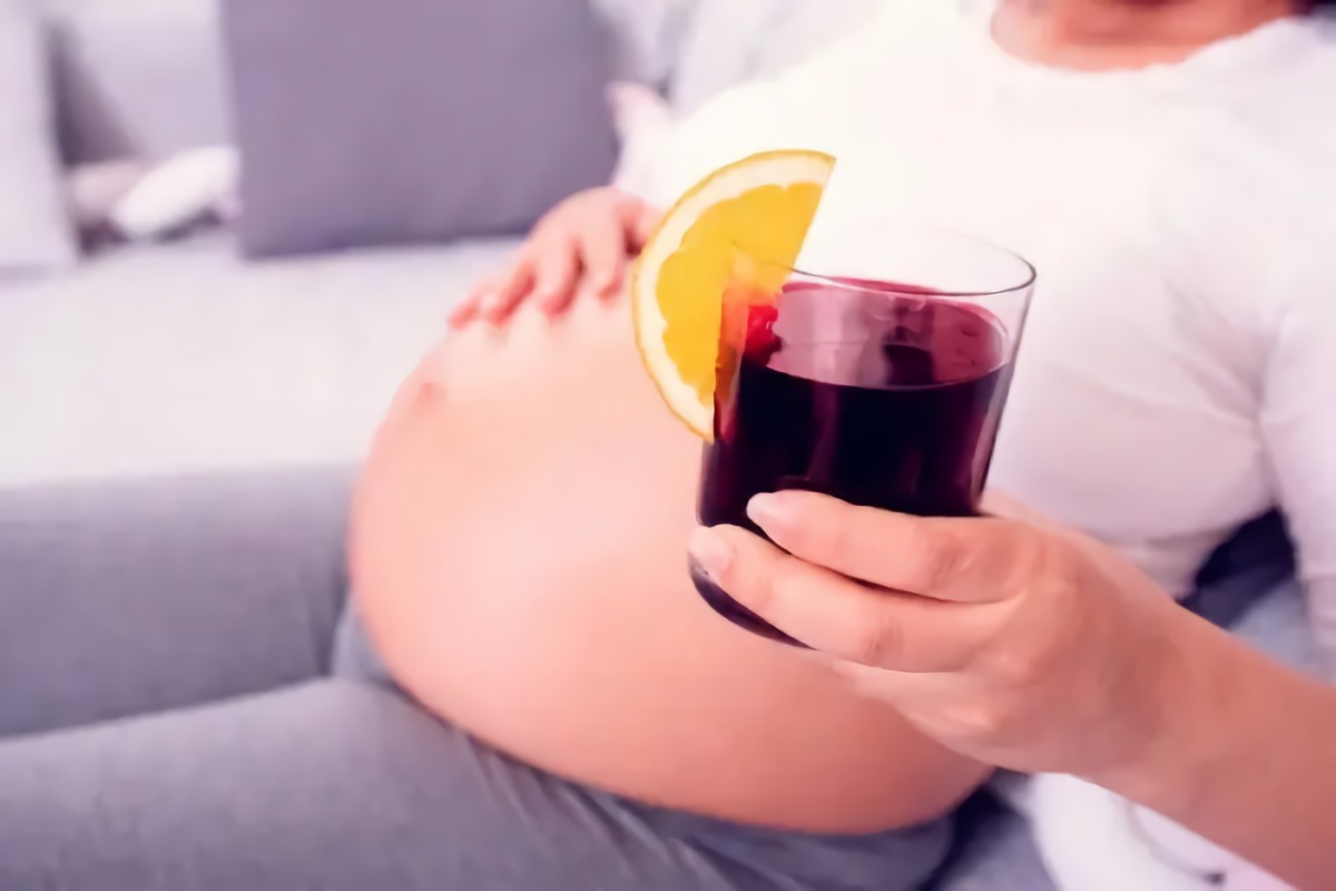 rote beete nebenwirkungen was ist an rote beete gesund schwangere frau haelt glas rote beete saft