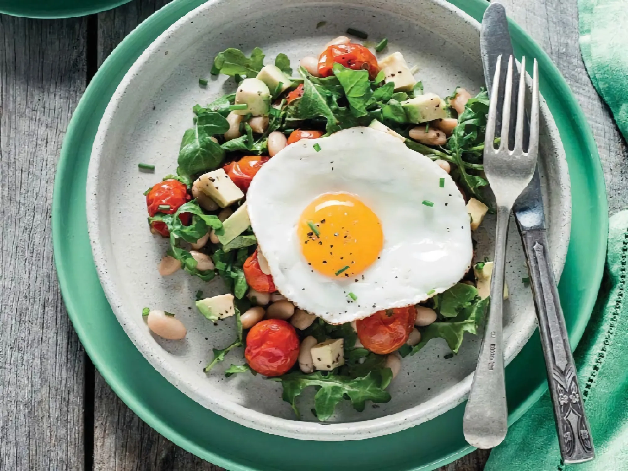 salat aus gebratenen tomaten cannellini bohnen und avocado mit gebratenen eiern