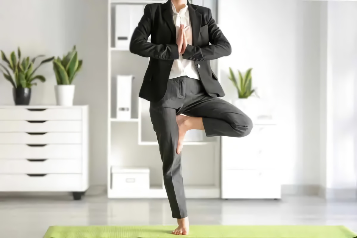 sport im stressigen alltag integrieren warum ist sport im alltag wichtig yoga baum im office machen