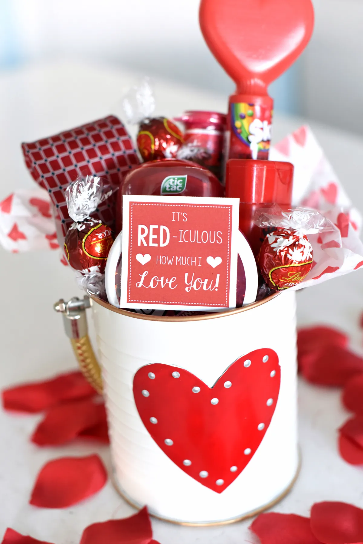 tasse selber dekorieren mit süßigkeiten füllen zum valentinstag