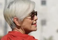 Das sind die neusten Frisuren 2023 für Frauen ab 70 mit grauen Haaren und Brille!