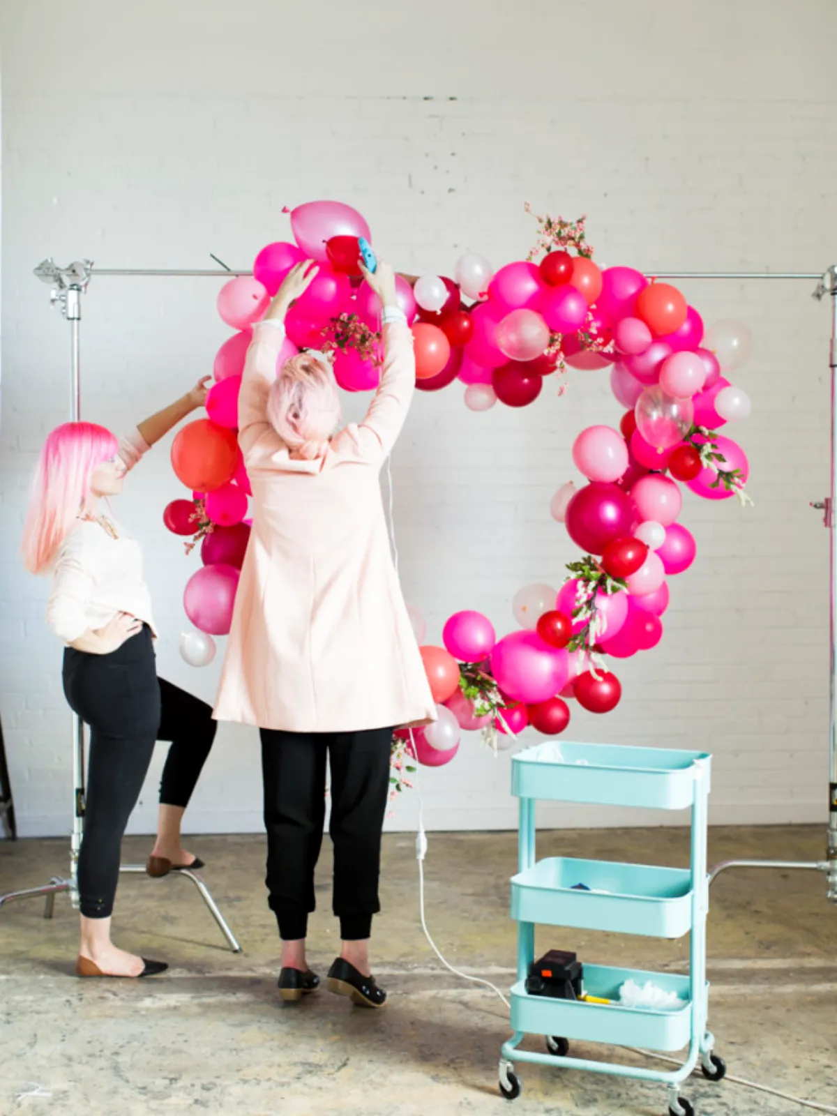 valentinstag deko basteln großes herz als luftballons und künstlichen blumen