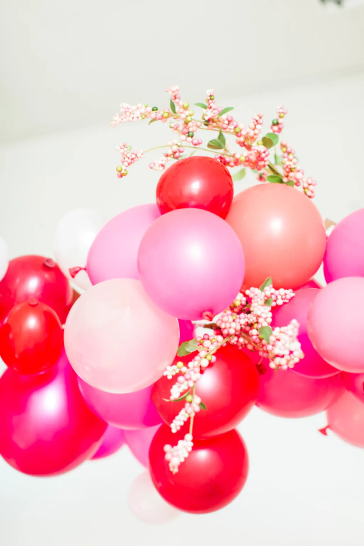 valentinstag deko basteln rote und rosa ballons künstliche blumen